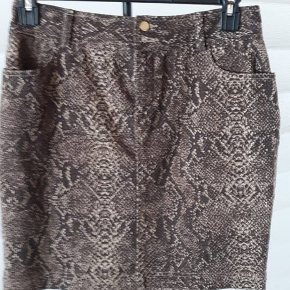 CHAPS MINI SKIRT WITH SNAKE SKIN PRINT  DESIGN - Picture 2 of 3
